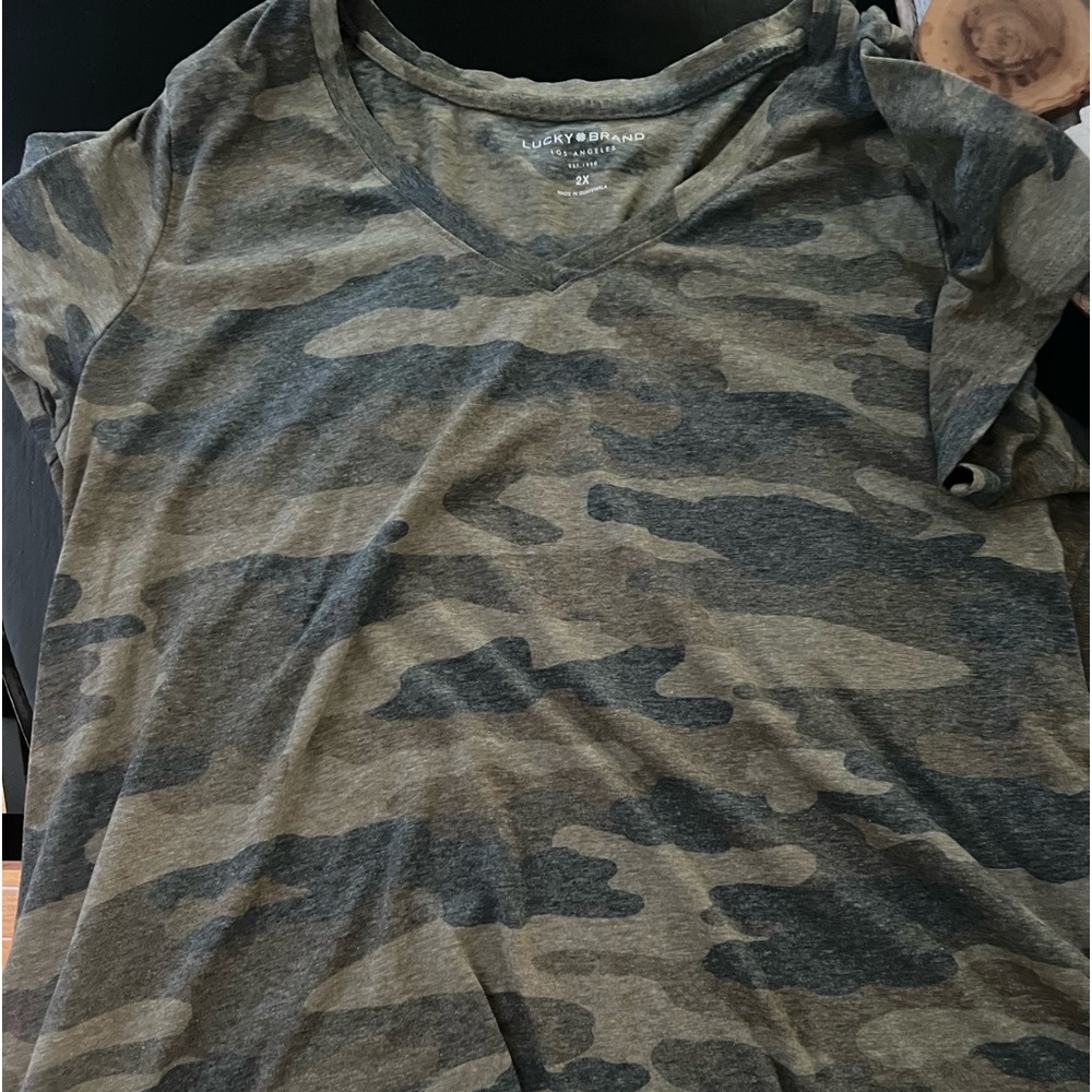 NWOT women plus 2x camo v neck tee lucky brand